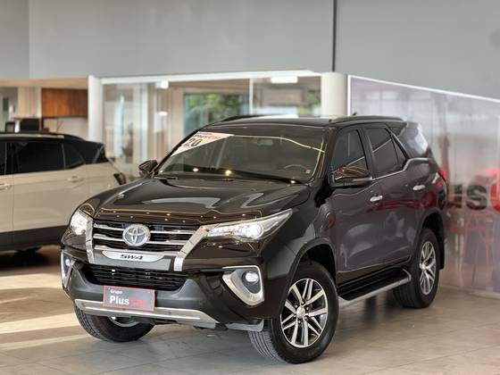 TOYOTA HILUX SW4 2.8 SRX 4X4 7 LUGARES 16V TURBO INTERCOOLER DIESEL 4P AUTOMÁTICO